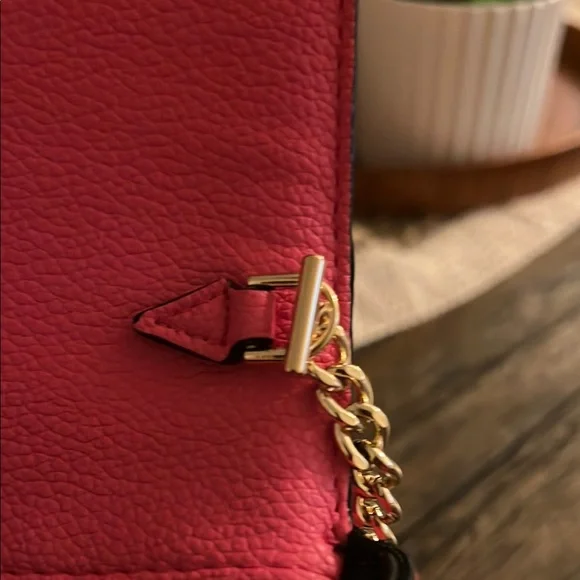 Stylish Red Chain Shoulder Bag - Picture 7 of 8